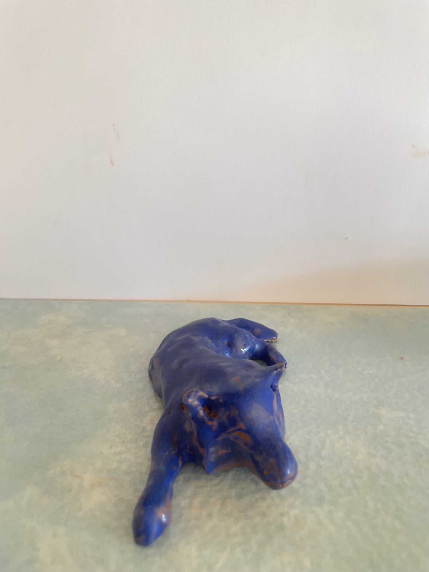 Chien bleu en céramique