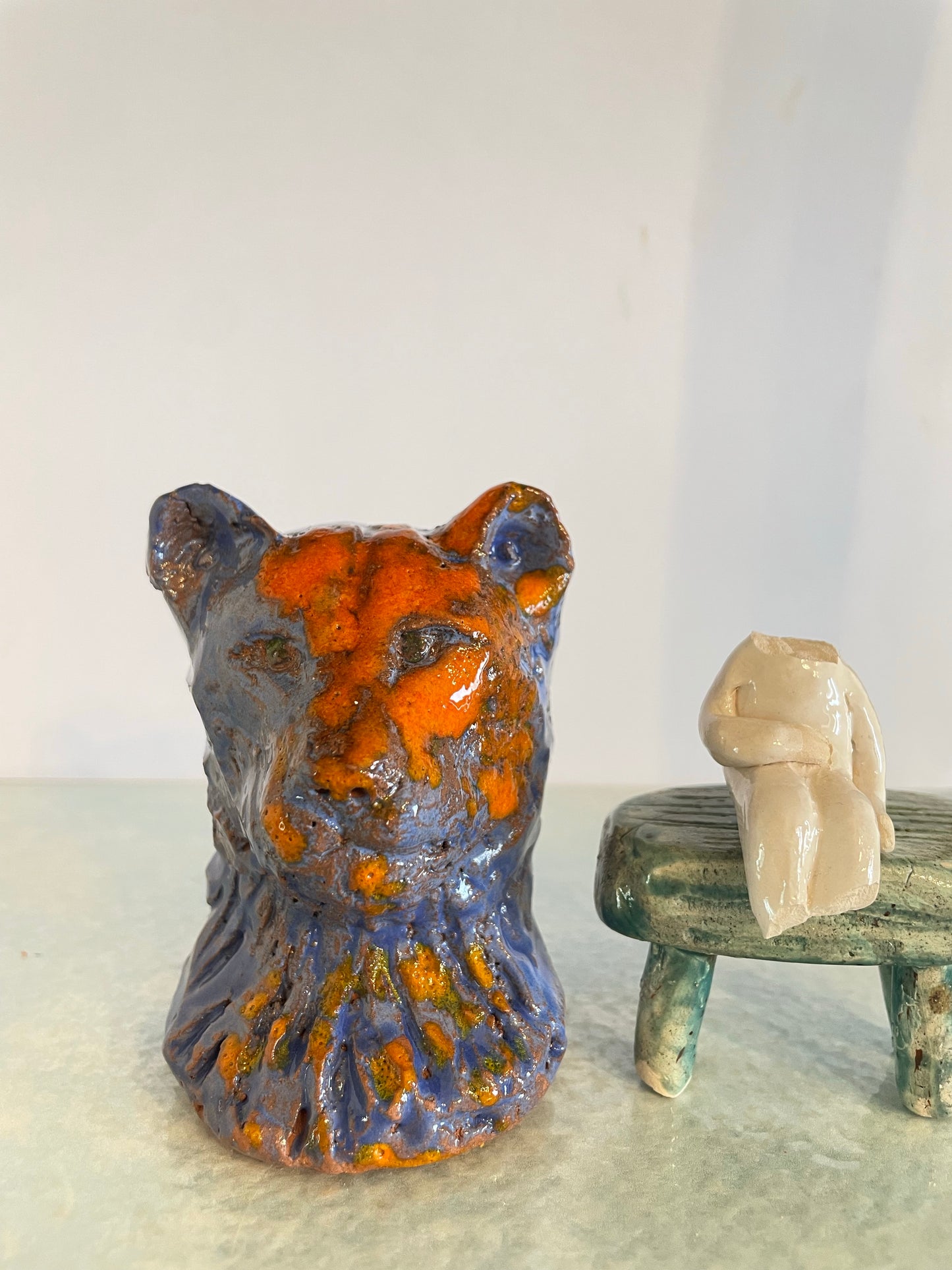 Dans la mémoire du lion en céramique