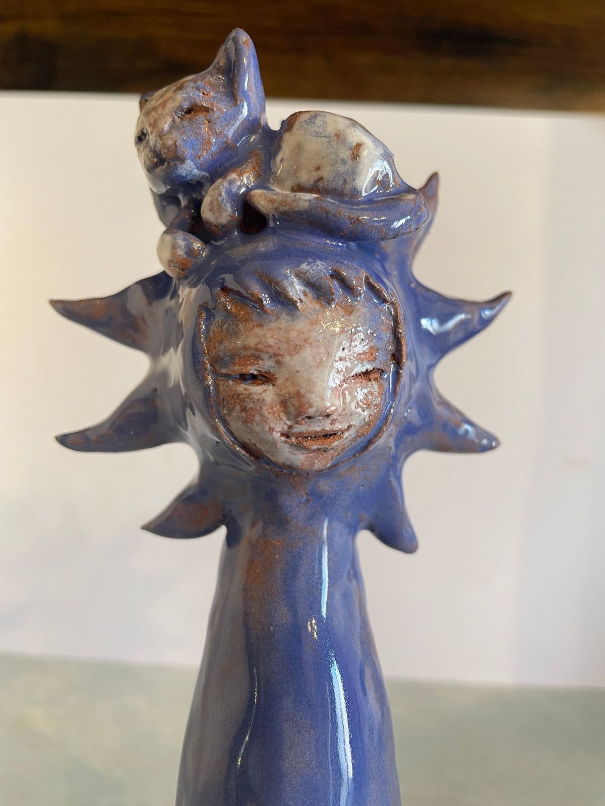 Enfant-soleil et son chat en céramique