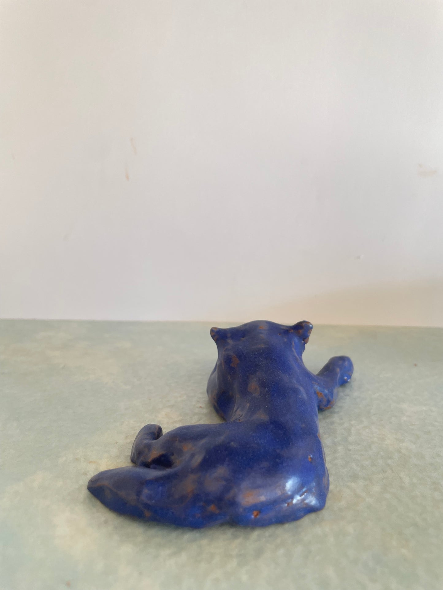 Chien bleu en céramique