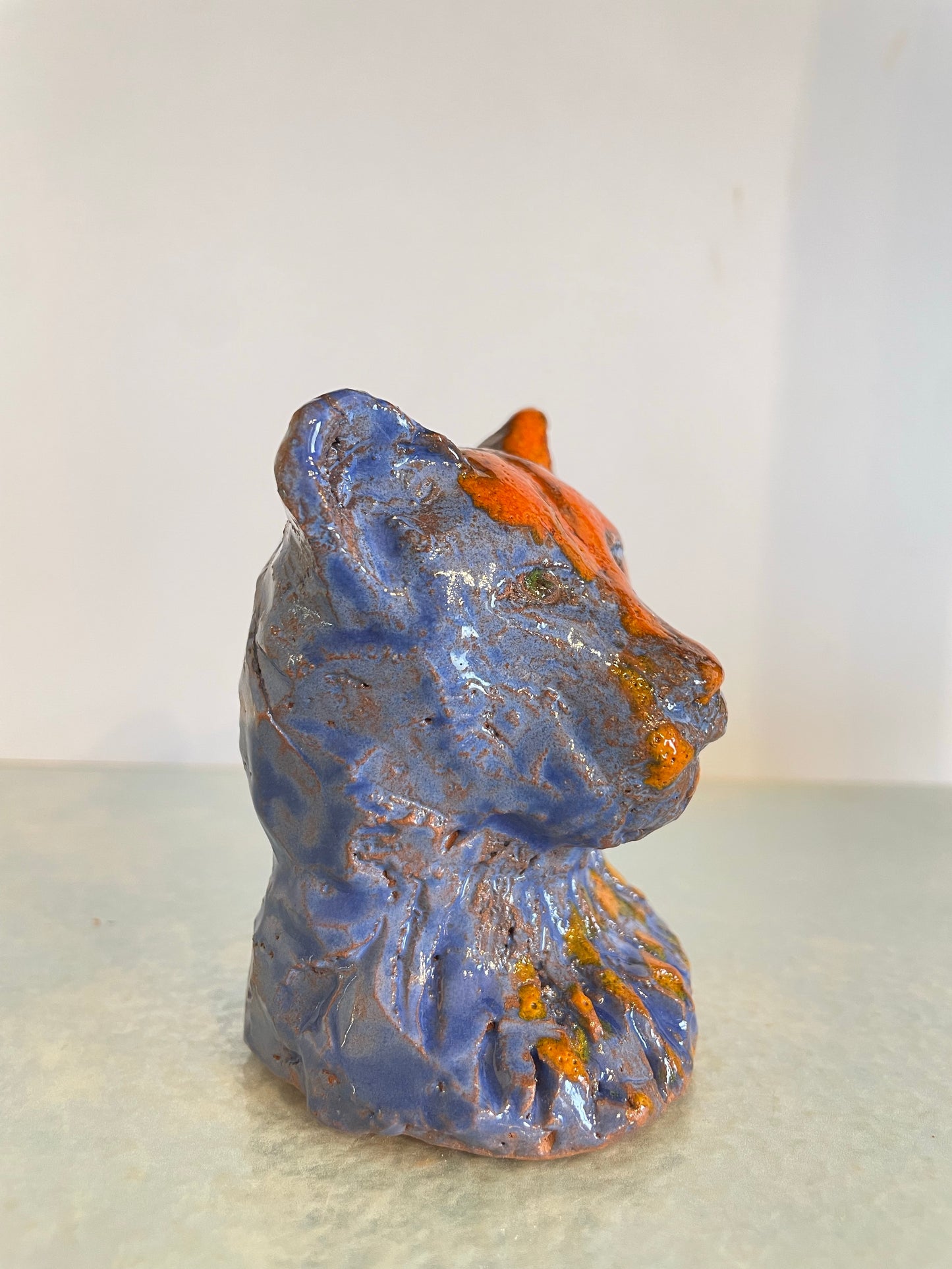 Dans la mémoire du lion en céramique
