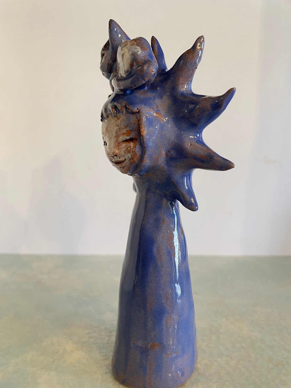 Enfant-soleil et son chat en céramique