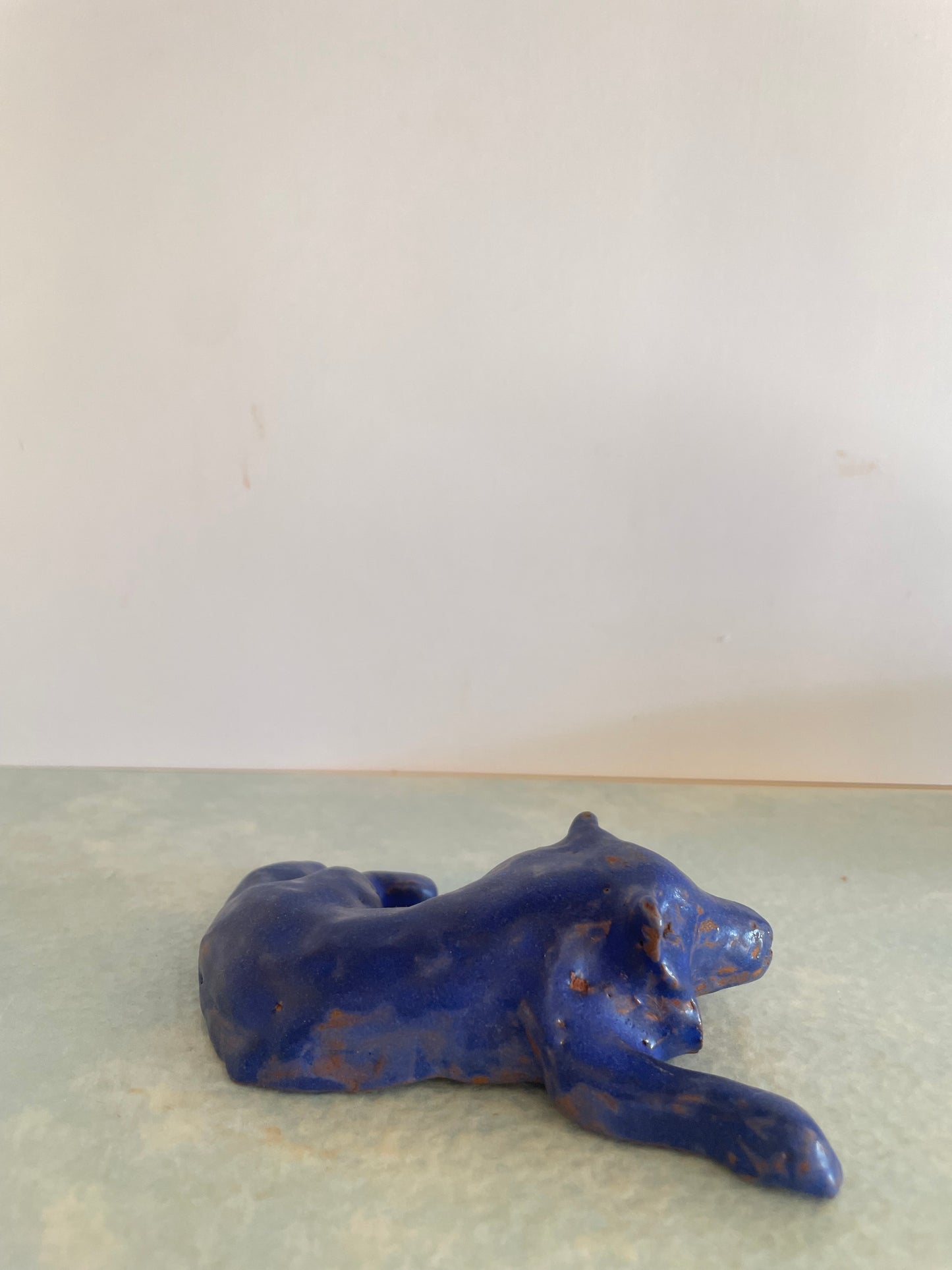 Chien bleu en céramique