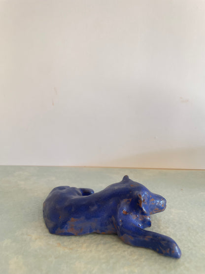 Chien bleu en céramique
