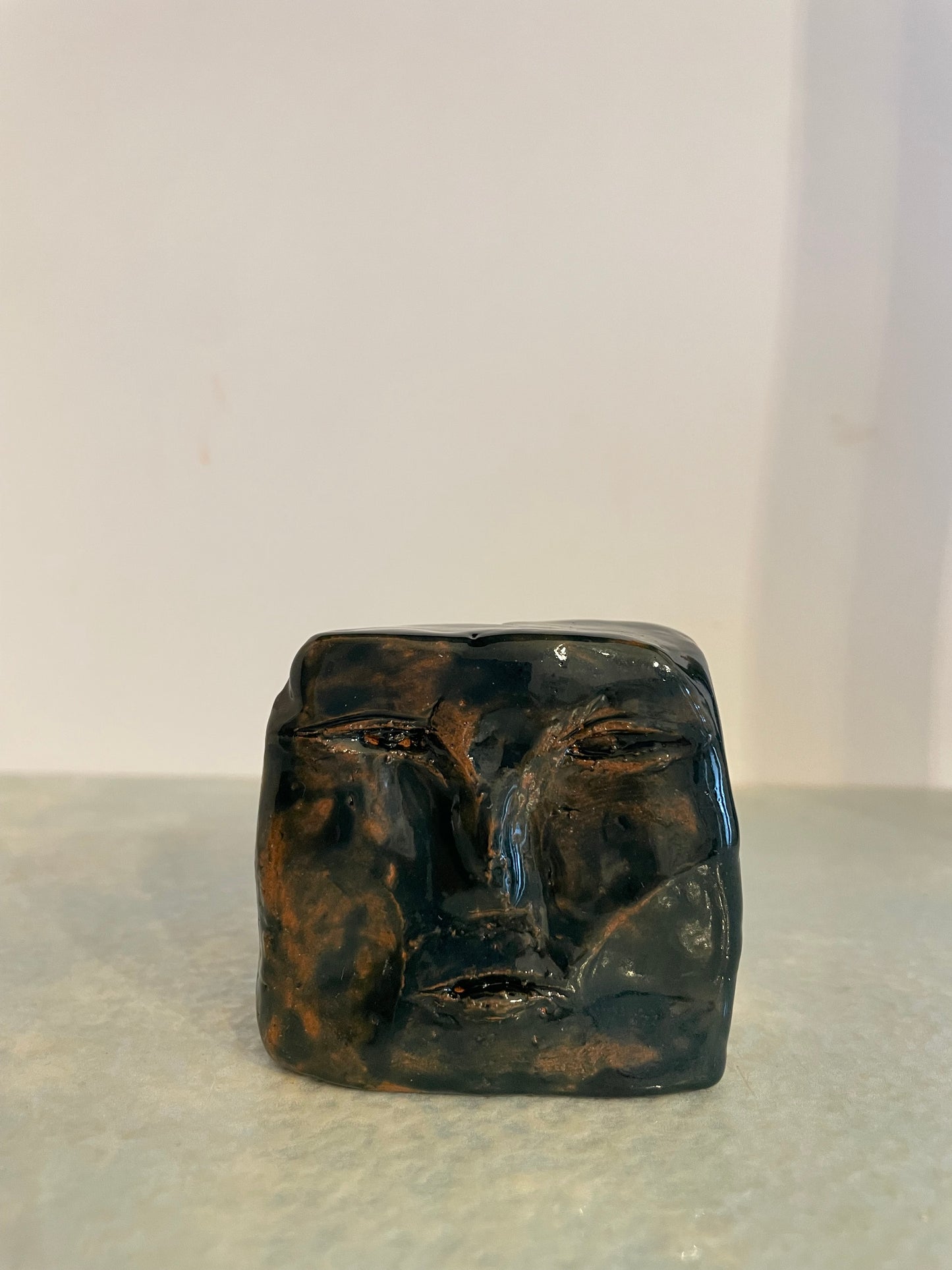 Le visage enfoui