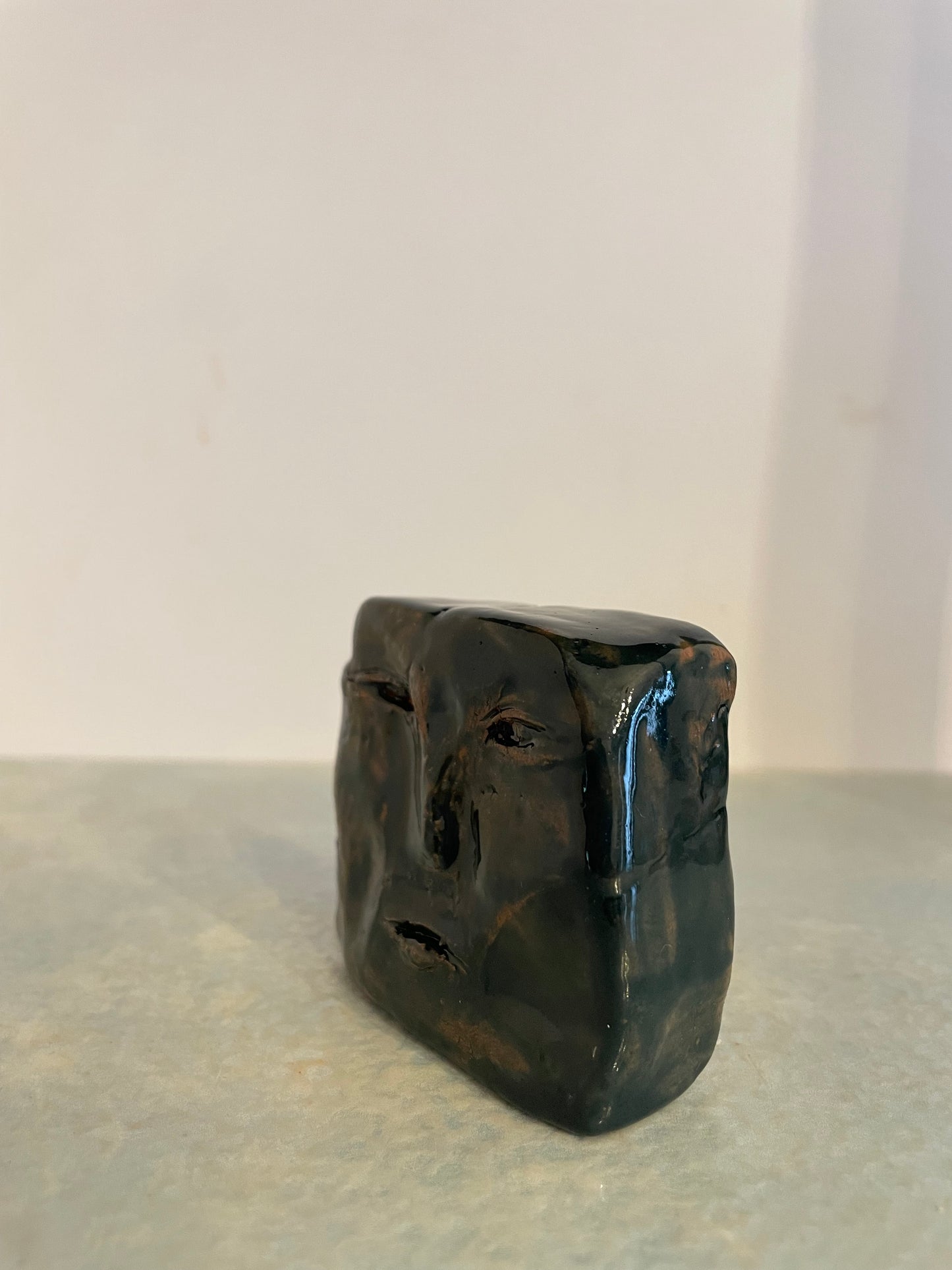 Le visage enfoui