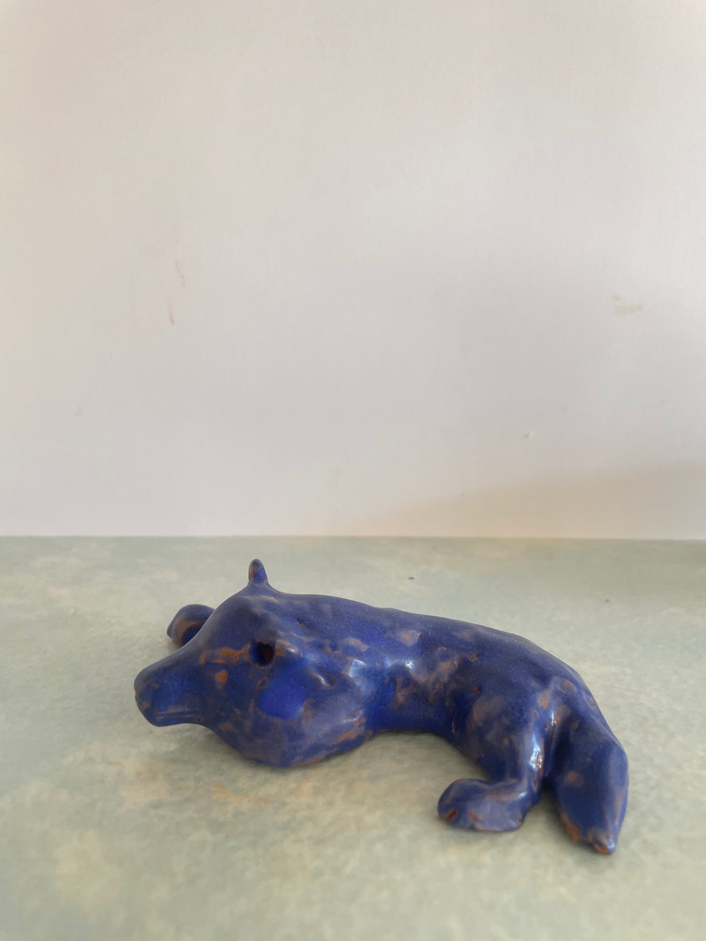Chien bleu en céramique